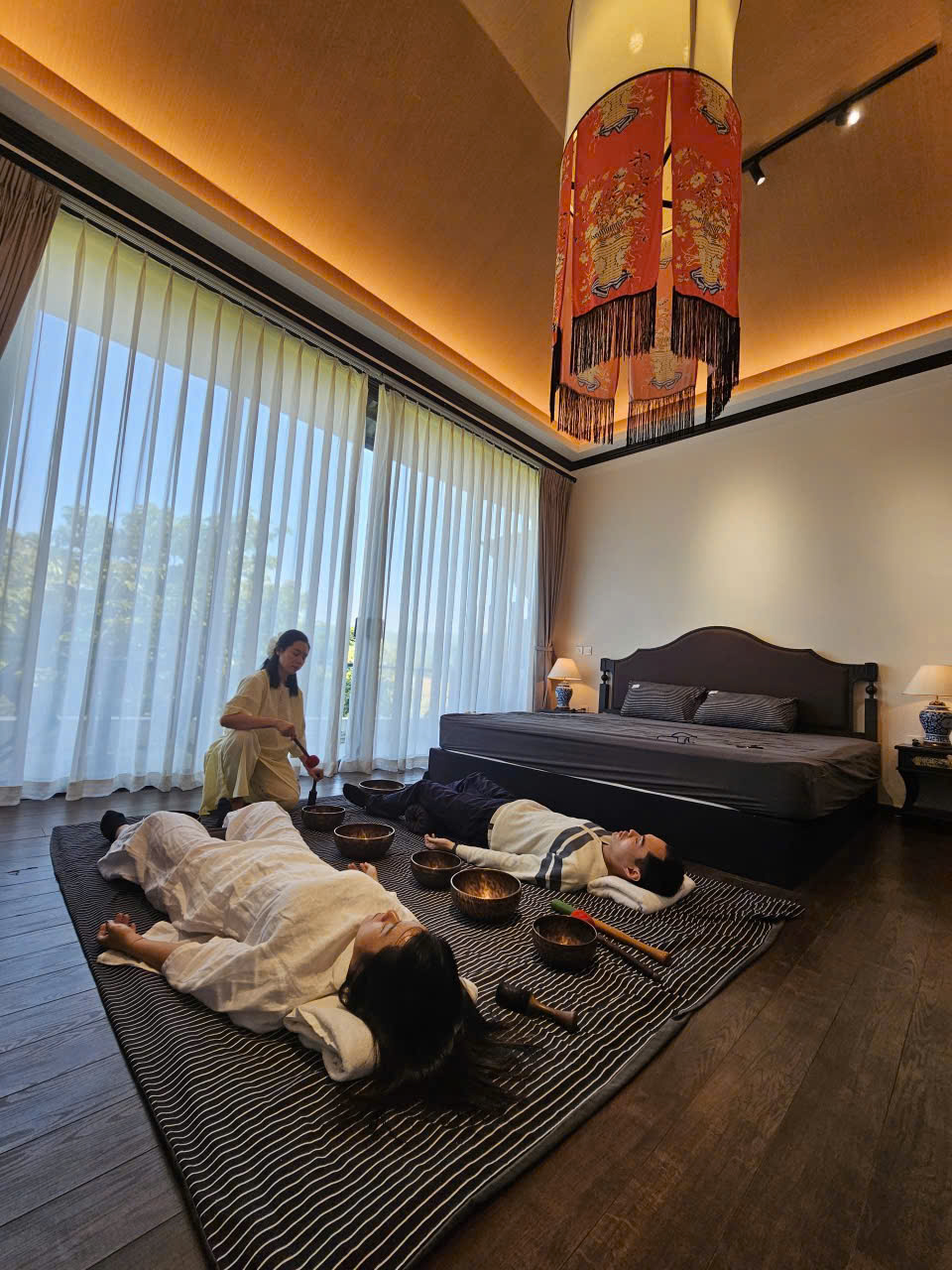 Người đang nằm trong tư thế savasana, mắt che bằng eye pillow